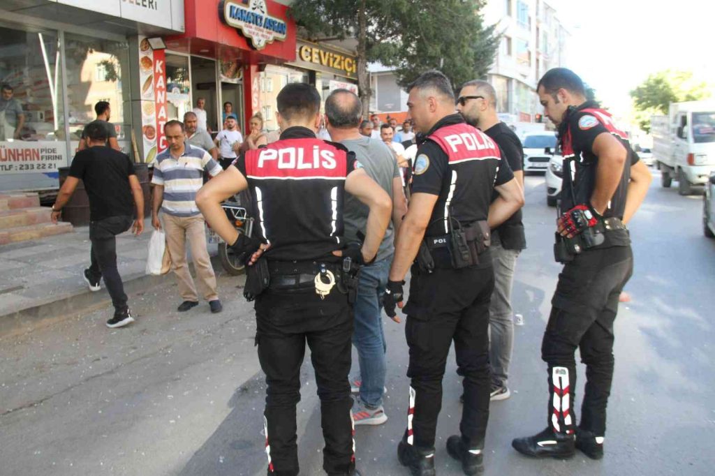 Ekmek sırası beklerken başına düşen cam parçaları ile yaralandı