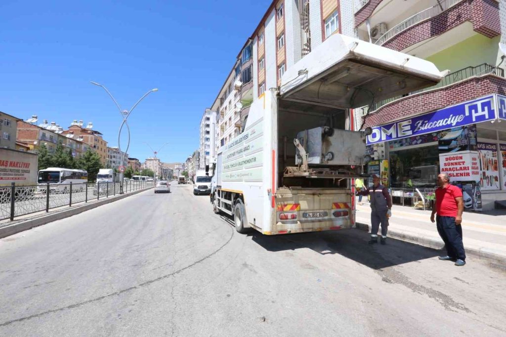 Elazığ Belediyesinden  bayram sonrası temizlik ve ilaçlama çalışması