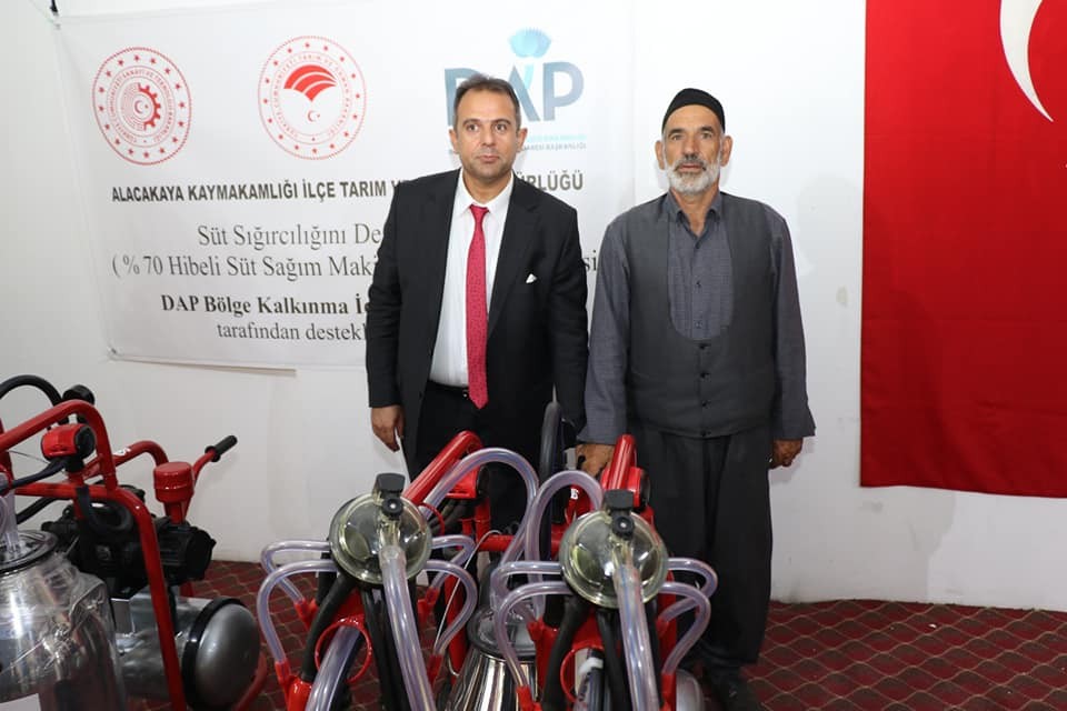 Elazığ’da 52 üreticiye süt sağım makinası dağıtıldı