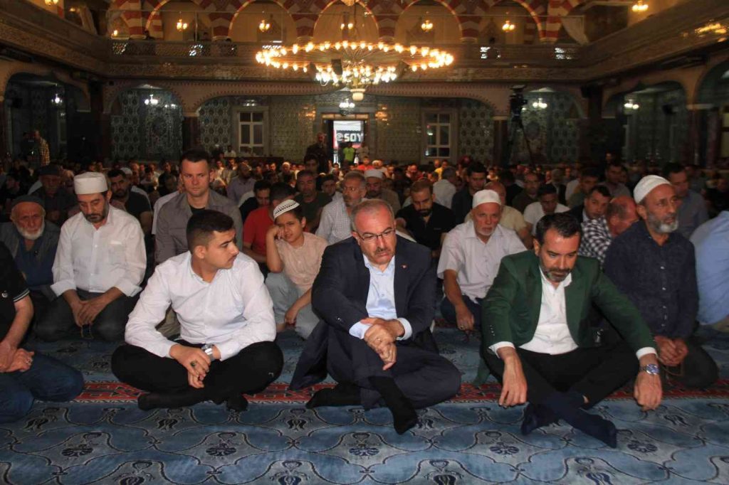 Elazığ’da bayram namazında camiler doldu