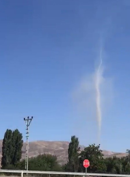 Elazığ’da çıkan hortum vatandaşları korkuttu