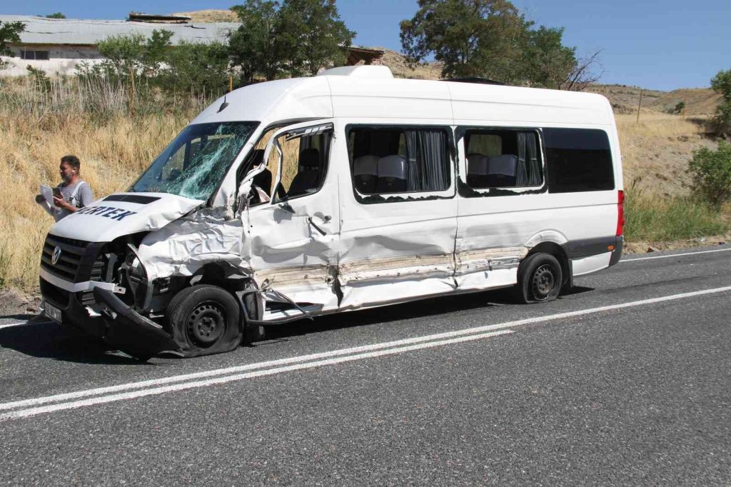 Elazığ’da kamyon ile minibüs çarpıştı: 2 yaralı