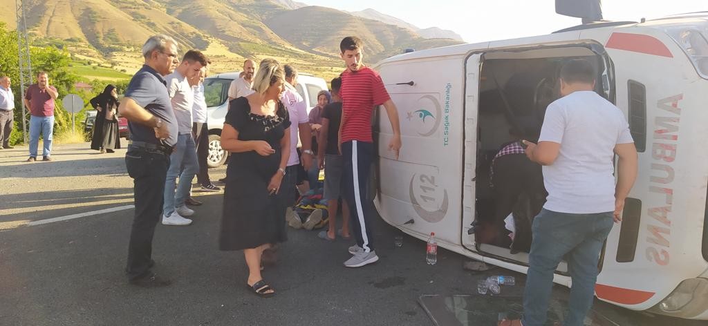 Elazığ’da otomobil ambulansa çarptı: 3 yaralı