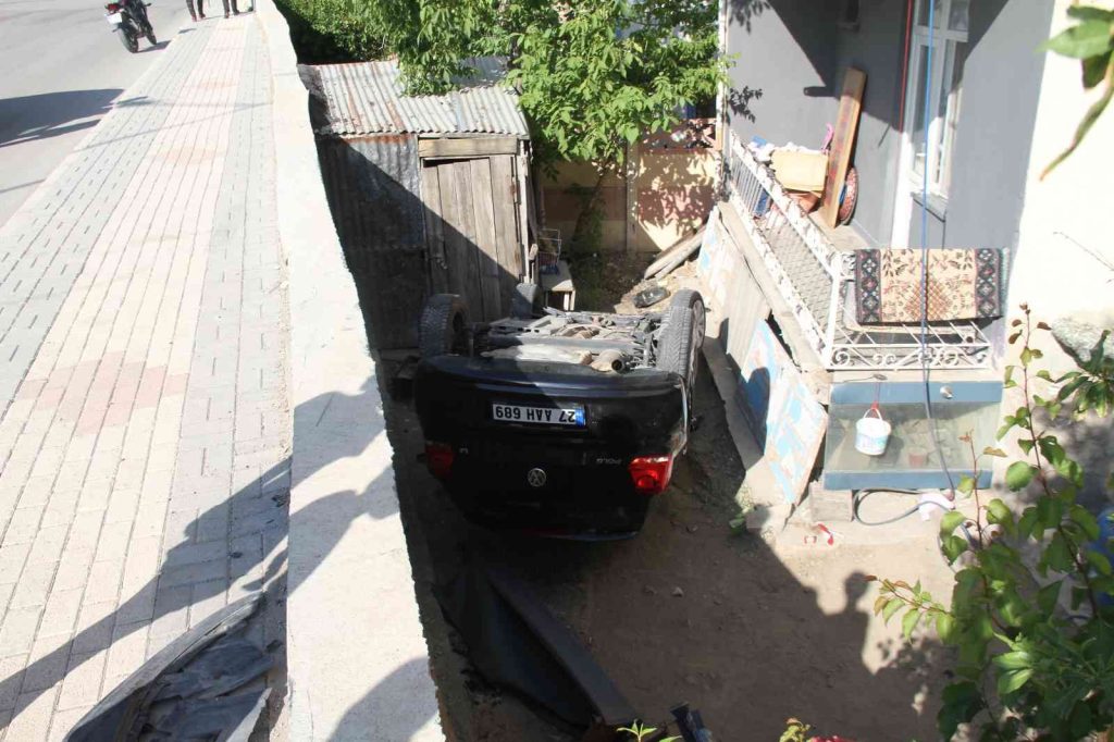 Elazığ’da otomobil bahçeye uçup ters döndü: 4 yaralı