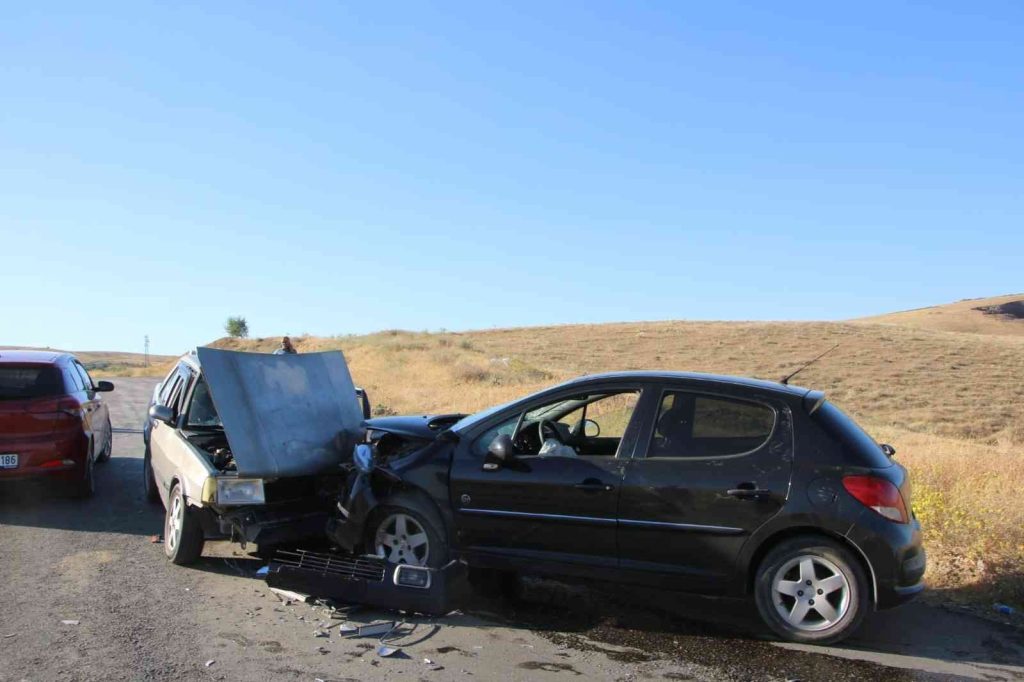 Elazığ’da otomobiller kafa kafaya çarpıştı: 8 yaralı