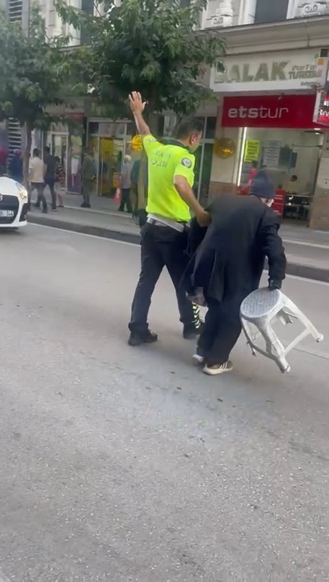 Elazığ’da polis, trafiği durdurup yaşlı adamı yolun karşısına geçirdi
