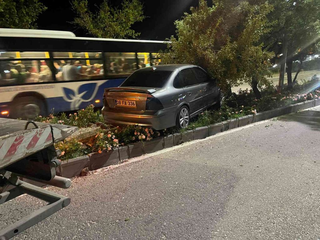 Elazığ’da virajı alamayan otomobil refüje çıkarak ağaca çarptı