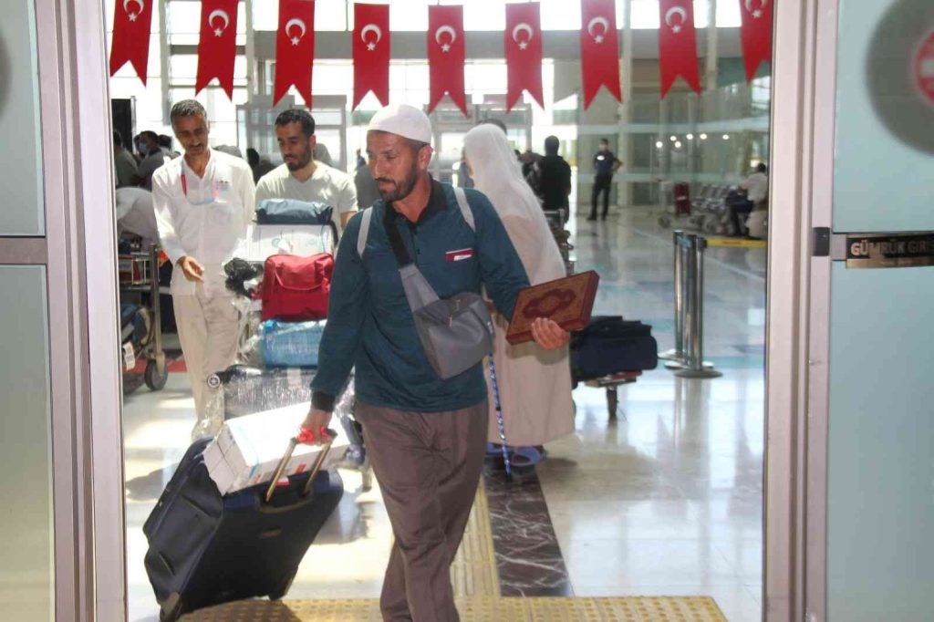 Elazığ’ın ilk hacı kafilesi kutsal topraklardan döndü