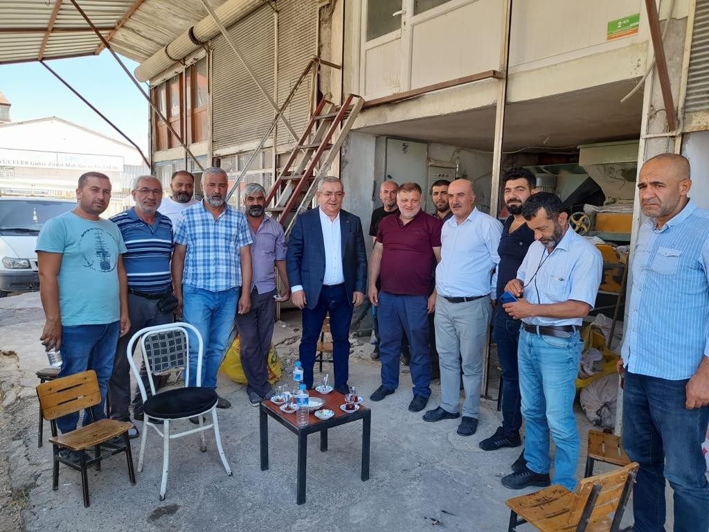 Erdoğan, sebze ve meyve hali ile buğday pazarını gezdi