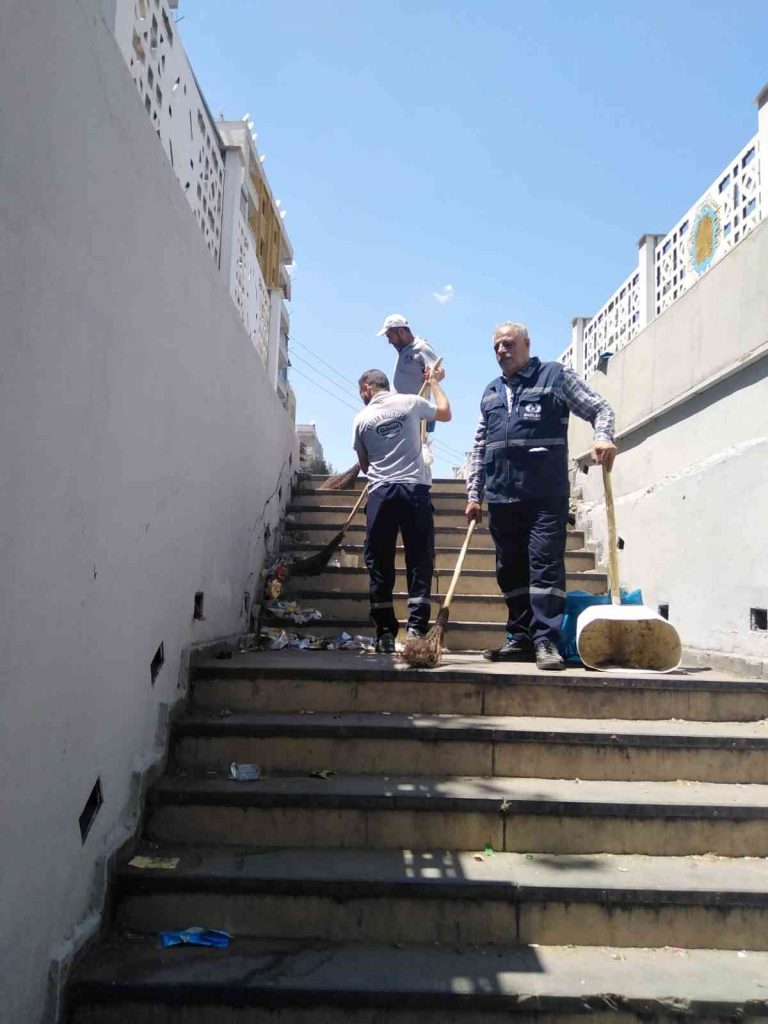 Esnafın çöp tepkisine belediye başkanından analık çözüm