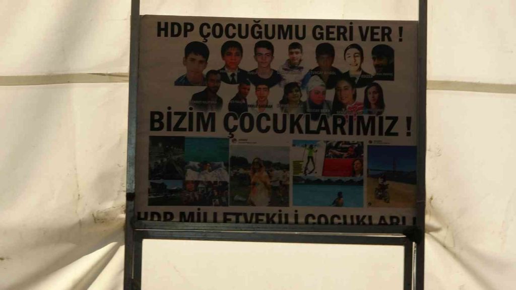 Evlat nöbetindeki aileler: “En son çocuk dağdan ininceye kadar buradayız”