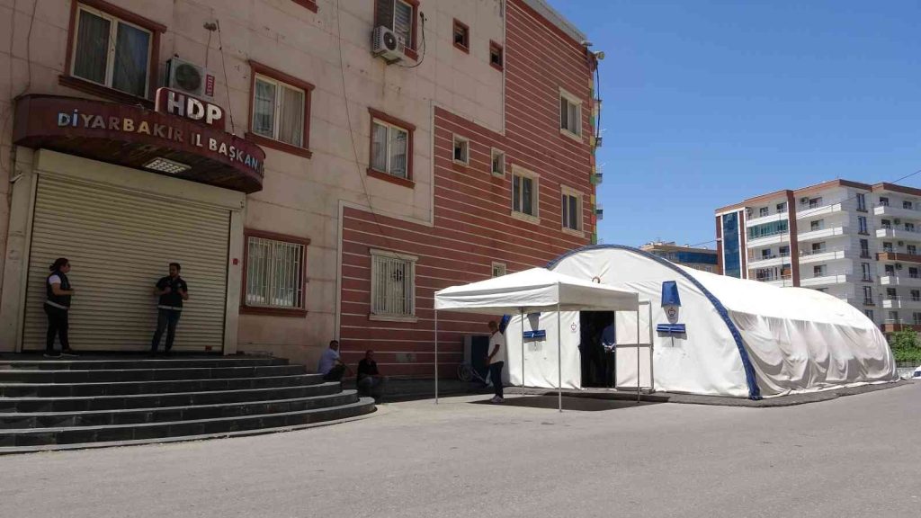 Evlat nöbetindeki ailelerin direnişi bin 42’nci gününde