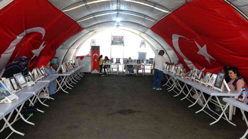 Evlat nöbetindeki anne Ayten Elhaman: “HDP’nin çocuk hırsızı ve katili olduğunu herkes bilsin”