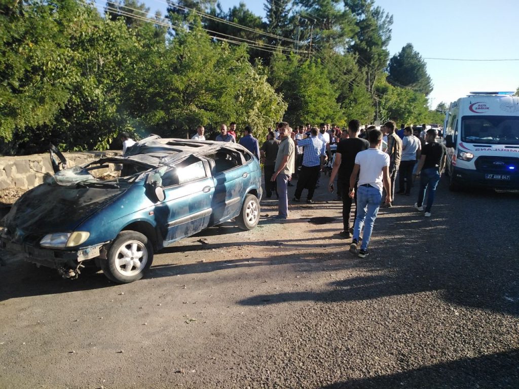 Gaziantep’te ağaca çarpan otomobil takla attı: 1’i çocuk 3 yaralı