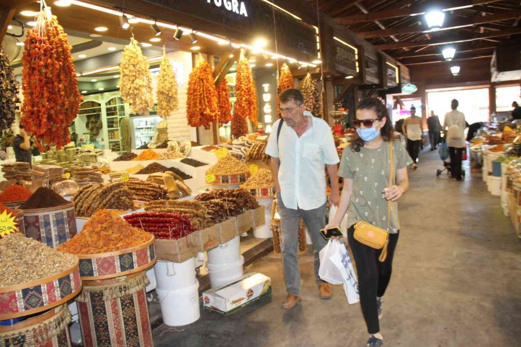 Gurbetçiler, Kapalı Çarşı esnafına merhem oldu