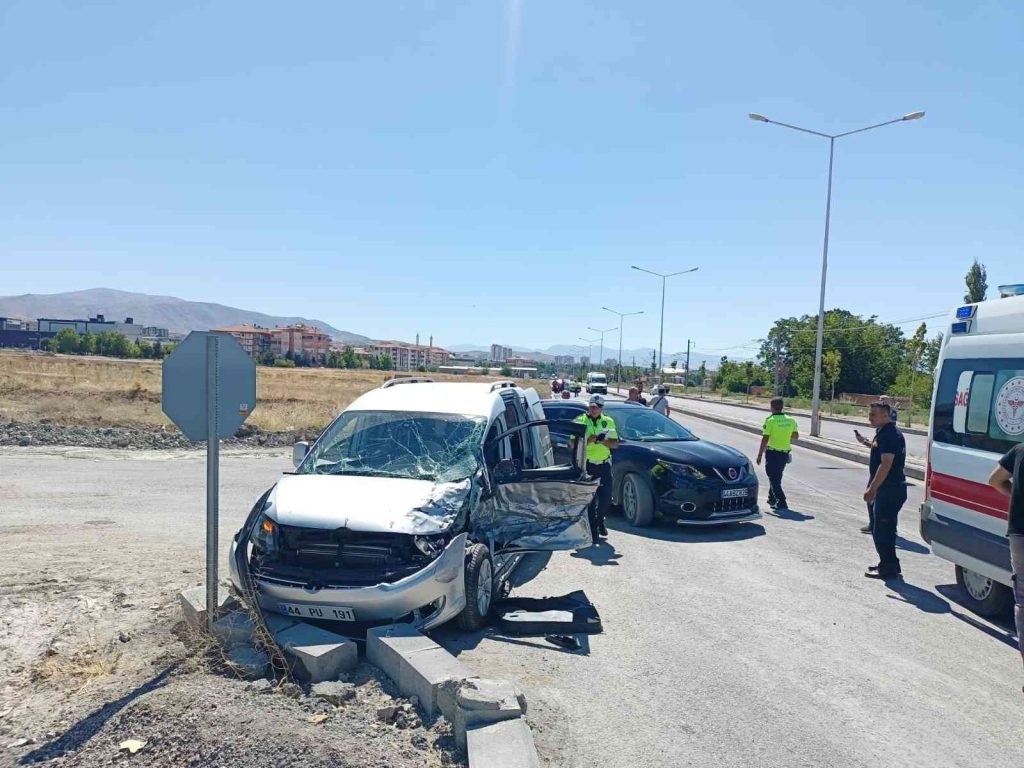 İki otomobil çarpıştı: 2 yaralı