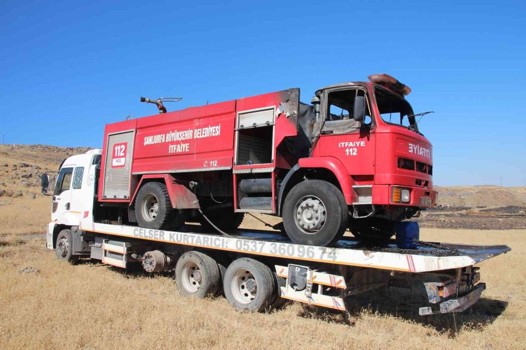 İtfaiye erinin üzerinden düştüğü araç alevlere teslim oldu