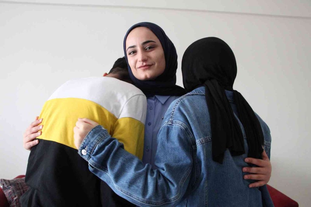 Kardeşleri ile birlikte çocuk evlerine yerleştirildi, onlar aile hasreti çekmesin diye kendilerine ’Koruyucu aile’ oldu
