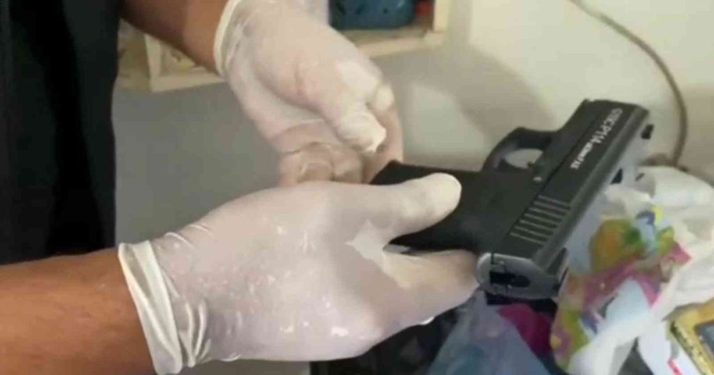 Kurusıkı tabancaları gerçek silahlara çeviren adrese polis baskını