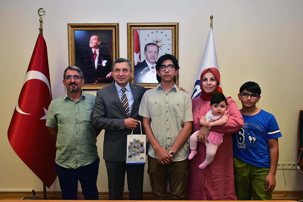 LGS birincilerine Vali Şahin’den hediye