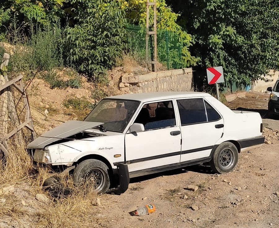 Malatya’da otomobil bahçe korkuluklarına çarptı: 3 yaralı