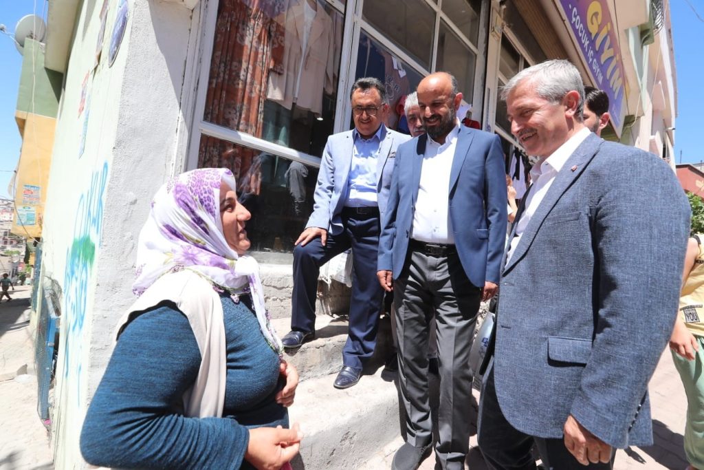 Milletvekili Kirazoğlu ve Başkan Tahmazoğlu esnafı ve vatandaşı ziyaret etti