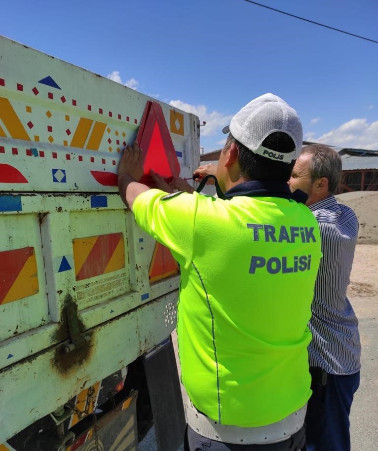 Polis, traktör sürücülerini bilgilendirip römorklara reflektör taktı