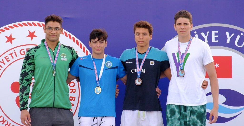 Şampiyon yüzücüler başarıya doymuyor