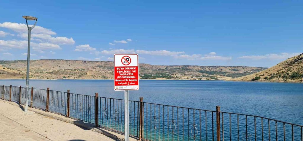 Şanlıurfa’da boğulma vakalarına karşı dört dilde uyarı levhası