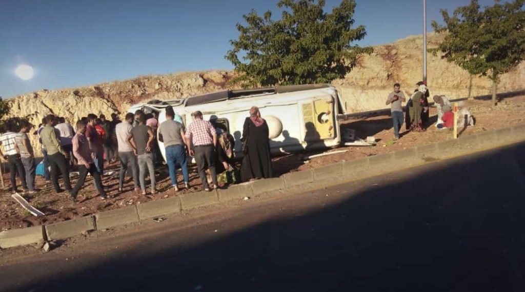 Şanlıurfa’da işçi servisi devrildi: 10 yaralı