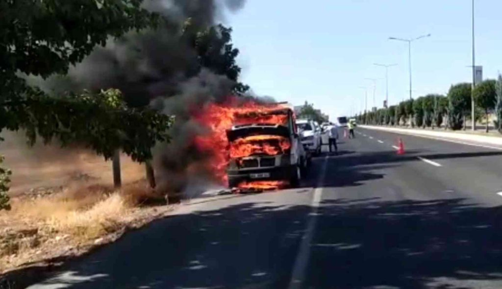 Şanlıurfa’da oto kurtarma aracı alev alev yandı