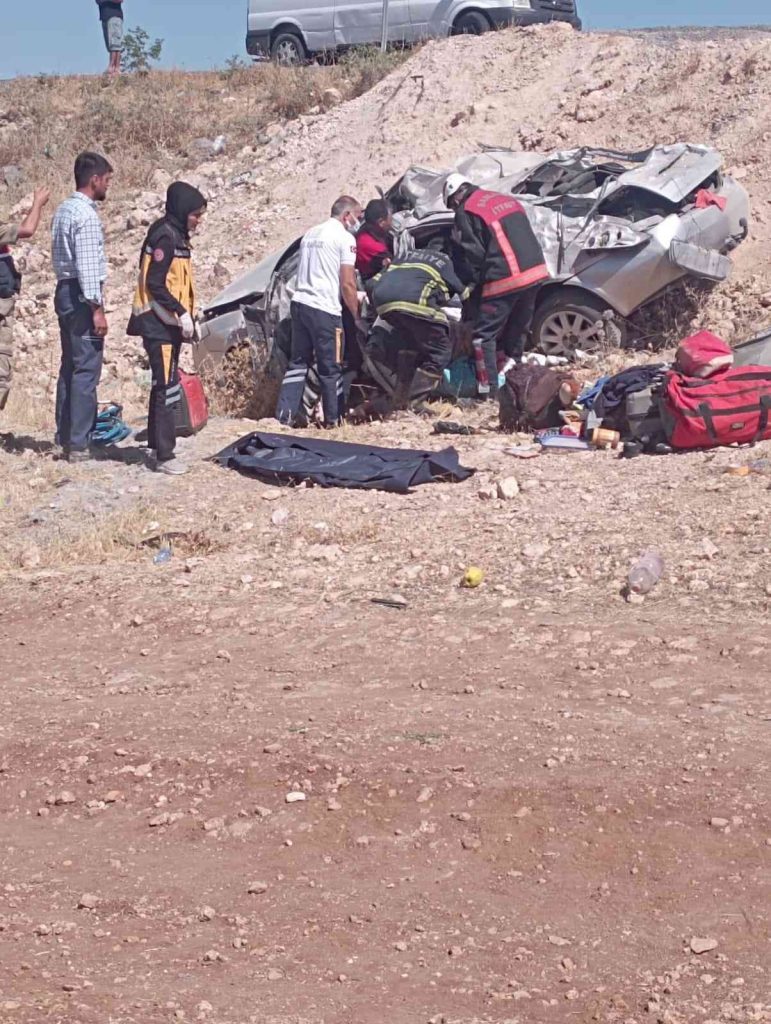 Şanlıurfa’da otomobil şarampole devrildi: 1 ölü, 1 yaralı