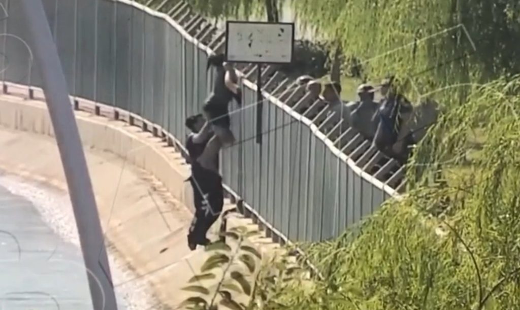 Şanlıurfa’da sulama kanalına düşen kadını yunus polisi kurtardı