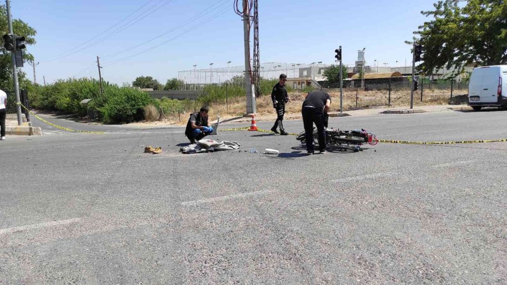 Şanlıurfa’da tıra çarpan motosikletin sürücüsü öldü