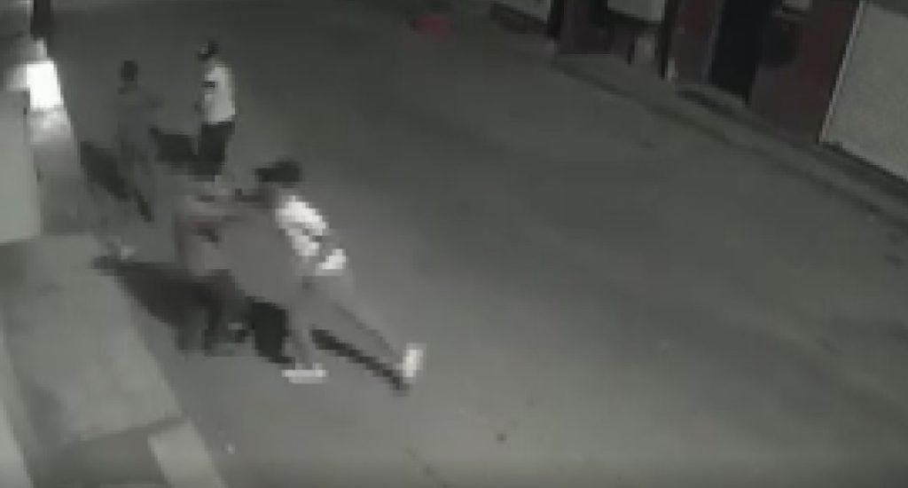 Tek yumruk darbesiyle bayılttığı adamı böyle gasp etti