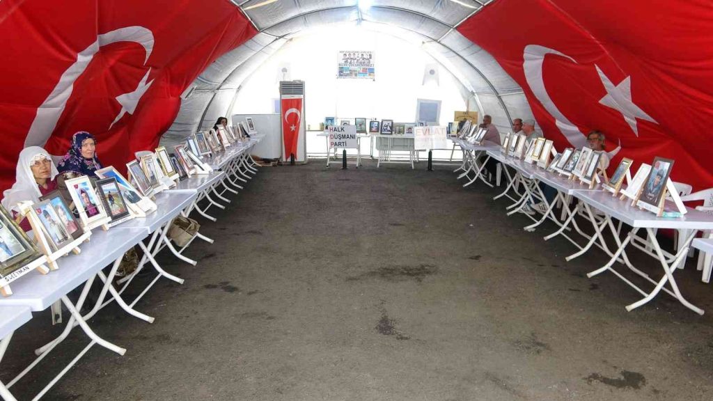 Terör mağduru aileler Diyarbakır’da bin 59 gündür evlat nöbetinde