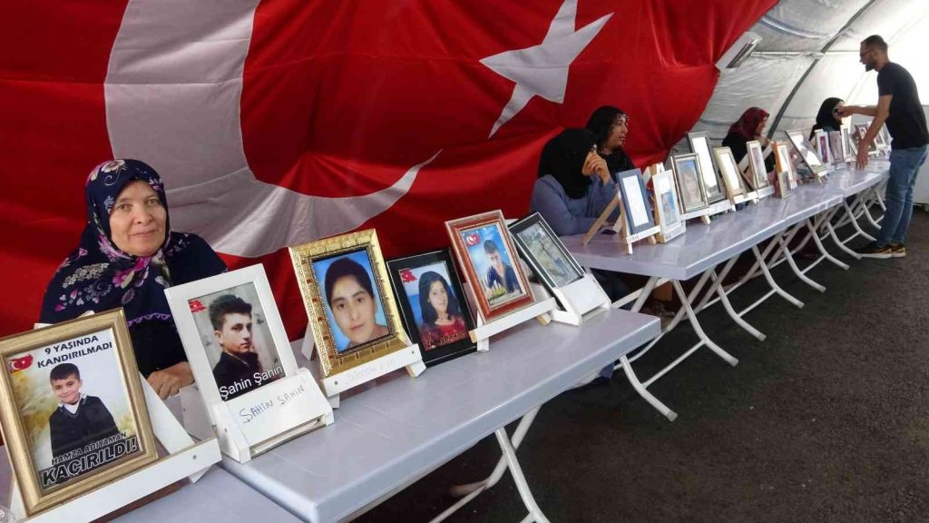 Terör mağduru ailelerin evlat nöbeti bin 57’nci gününde