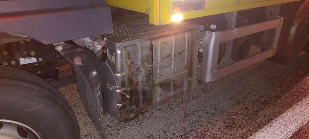 Tır dorsesinden kopan tekerlek bahçede oturan çifte çarptı: 2 yaralı