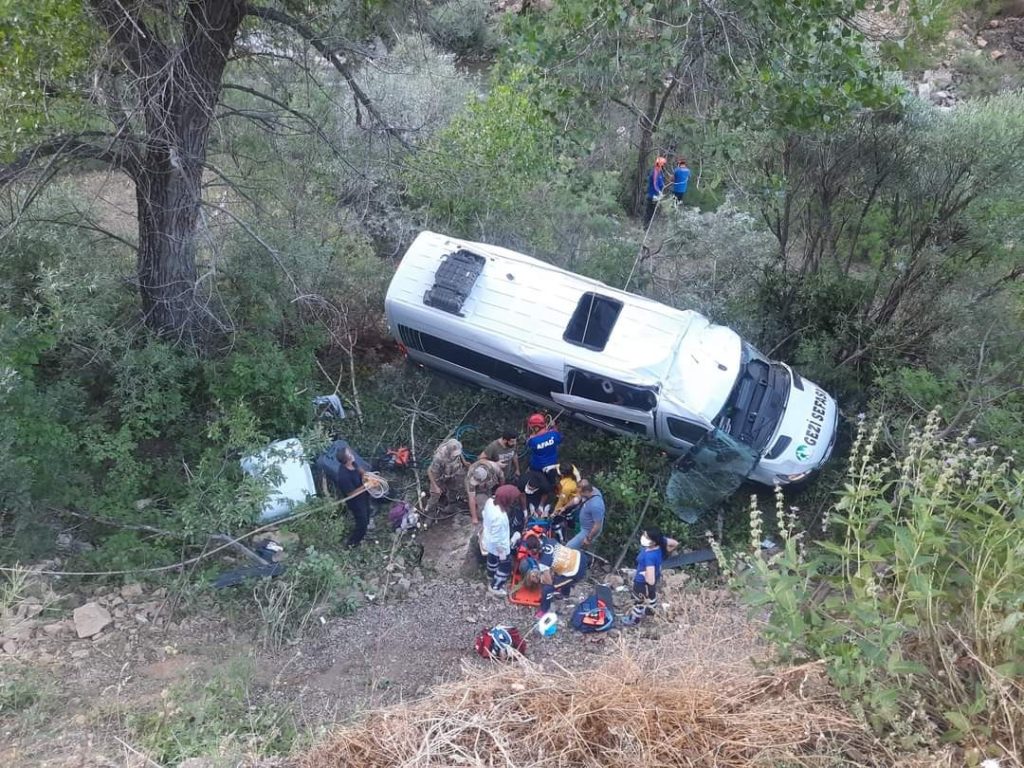 Tunceli’de tur minibüsü  uçuruma yuvarlandı: 18 yaralı