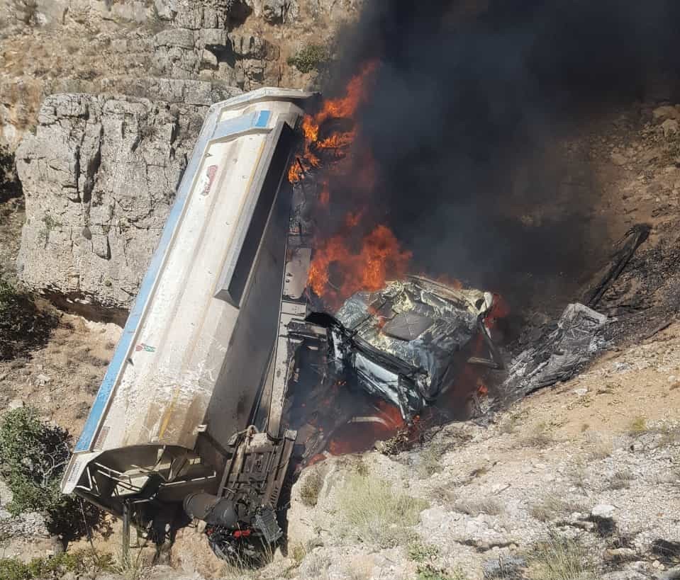 Uçuruma yuvarlanan kamyon alev aldı: 1 yaralı