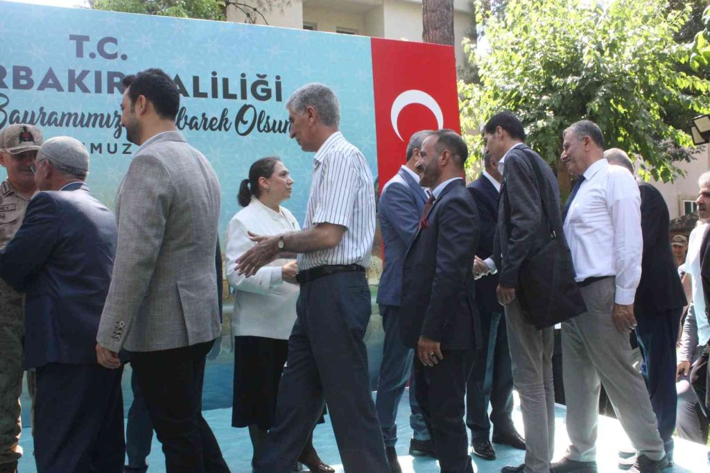 Vali Su vatandaşlarla bayramlaştı