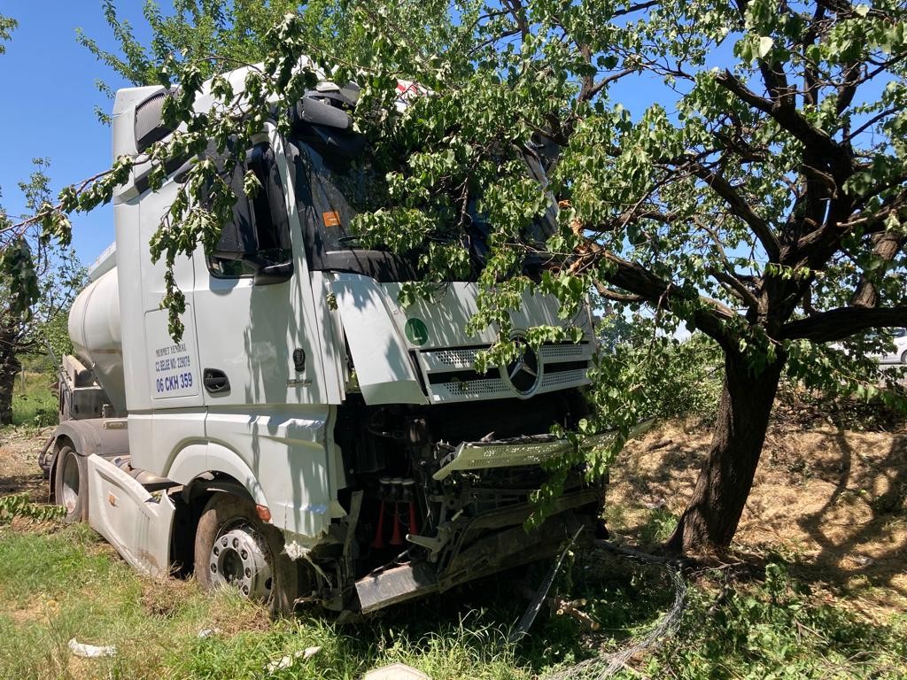 Yoldan çıkan tanker kayısı bahçesine girdi
