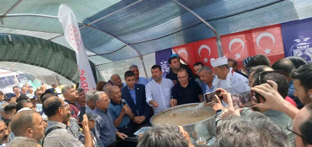 Akçadağ’da vatandaşlara aşure ikramı