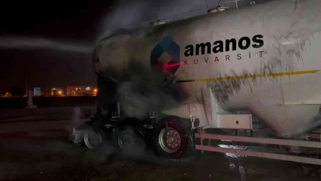 Alev alan beton mikserini benzin istasyonu çalışanları söndürdü