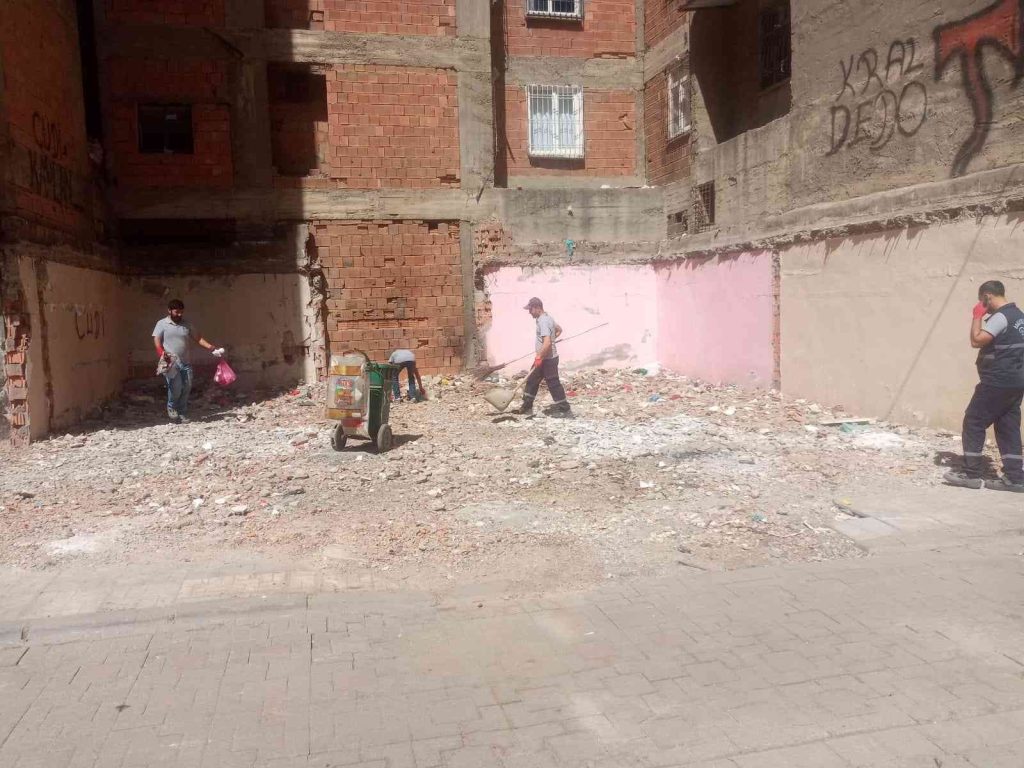 Bağlar Belediyesi çarpık kentleşme alanlarındaki çöpleri temizledi