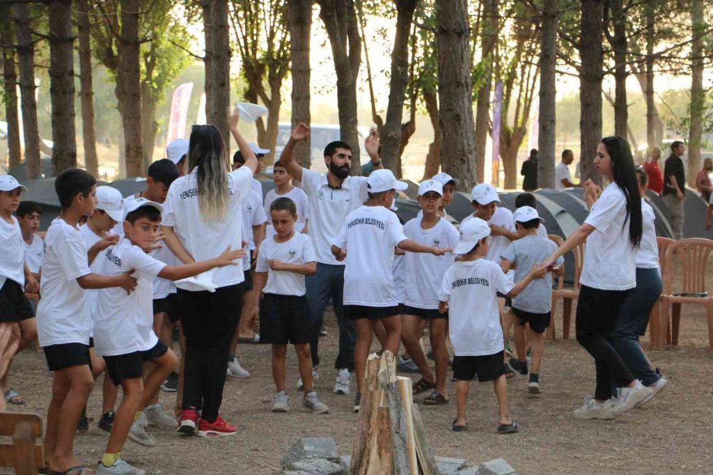 Belediye etkinlik düzenledi, tatil imkanı olmayan gençler doyasıya eğlendi