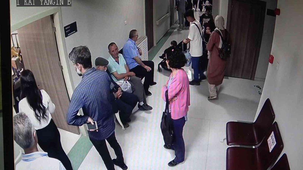 “Beynimdeki çipi çıkart” deyip doktora silah çekerek darp etti