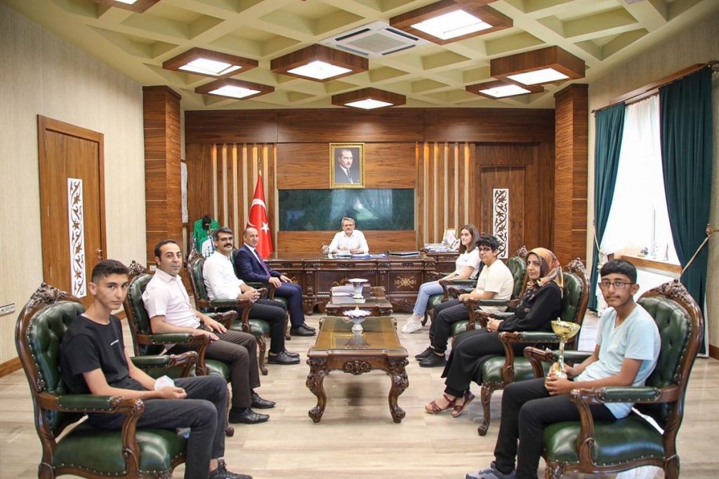 Bingöl Valisi Ekinci, derece yapan öğrencileri ağırladı