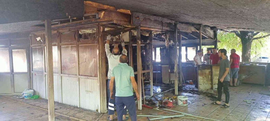 Bingöl’de yanan büfe kullanılmaz hale geldi