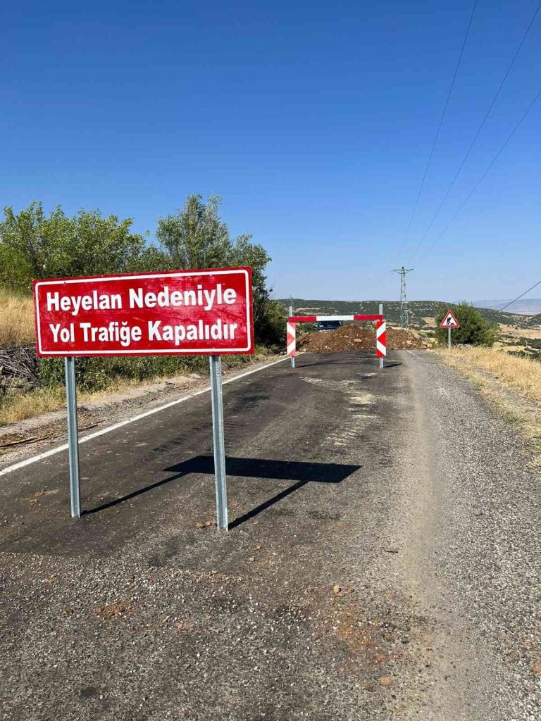 Bingöl’de yol heyelan nedeniyle ulaşıma kapandı